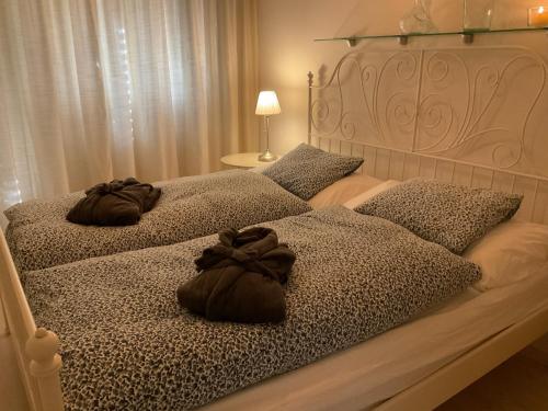 Dos camas en un dormitorio con dos bolsas. en Disentiserhof, en Disentis