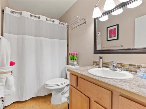 Ένα μπάνιο στο Lovely 3-bedroom rental unit with free parking!