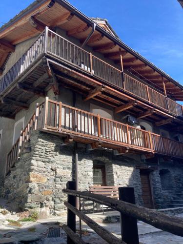 ein Haus mit Holzbalkonen an der Seite in der Unterkunft Tchambre in Brusson