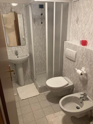a bathroom with a toilet sink and a shower at Tchambre in Brusson