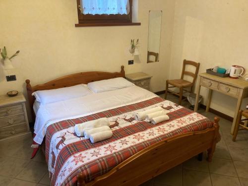 布呂松的住宿－Tchambre，一间卧室配有一张床,上面有两条毛巾