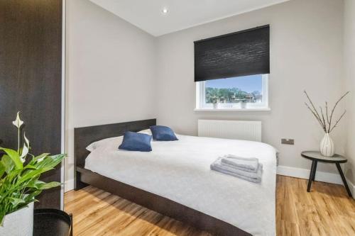 Ένα ή περισσότερα κρεβάτια σε δωμάτιο στο 2 Bedroom Flat, Wembley Stadium