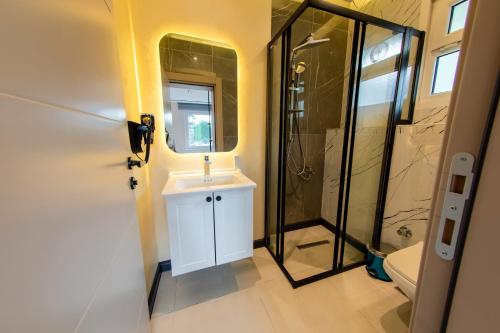 ein Badezimmer mit einem weißen Waschbecken und einer Dusche in der Unterkunft MATEO HOTEL in Istanbul