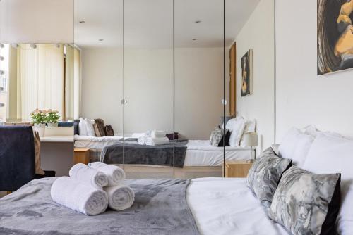 - une chambre avec 2 lits et des serviettes sur un lit dans l'établissement Paddington apartments, à Londres