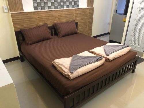 1 cama con 2 almohadas en una habitación en AB HOSTEL en Makkasan