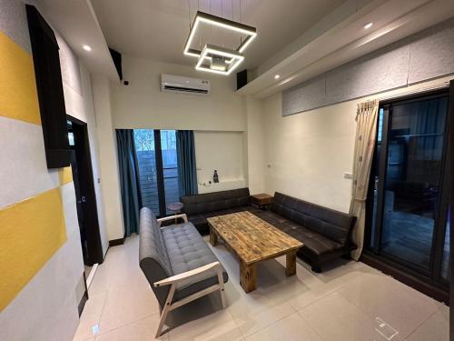Χώρος καθιστικού στο 日沐澄旅 l 家人聚會 l 烤肉 l 戲水池 l 電動麻將 l KTV l 影音TV