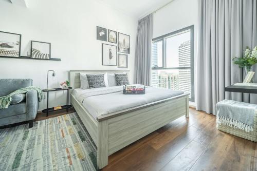 ein Schlafzimmer mit einem großen Bett und einem Sofa in der Unterkunft Frank Porter - Zumurud Tower, Dubai Marina in Dubai