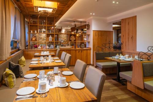a restaurant with wooden tables and chairs at Wander- und Wellnesshotel Kanzler in Bad Mitterndorf