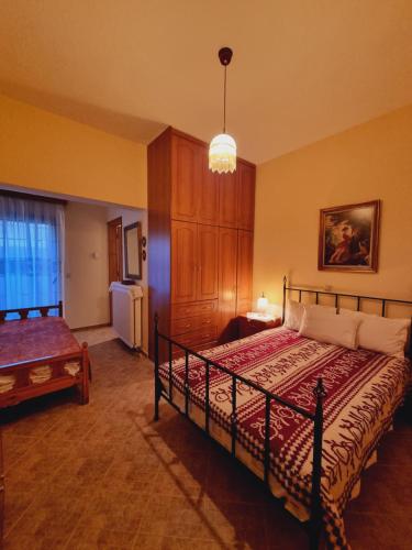 1 dormitorio con cama y lámpara de araña en Lake Stories, en Koutsodímos