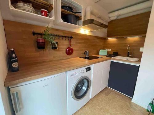 Η κουζίνα ή μικρή κουζίνα στο Süße Souterrain-Wohnung mit Anbindung nach Münster