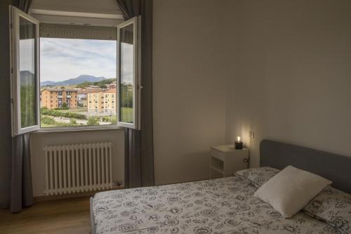 卡斯泰萊門多的住宿－La Casa dei Racconti，一间卧室设有一张床和一个大窗户