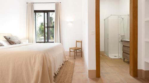 una camera con letto, cassettiera e finestra di Finca La Familia Naranja a Coín