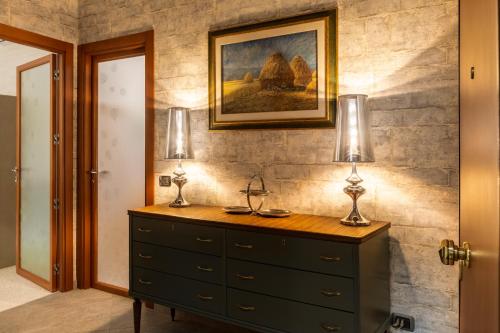 een slaapkamer met een dressoir met 2 lampen erop bij Rome Elements Apartment in Rome