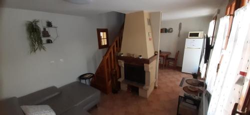- un salon avec un canapé et un réfrigérateur dans l'établissement La Cidrerie, à Cresseveuille