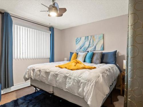 Ένα ή περισσότερα κρεβάτια σε δωμάτιο στο Lovely 3-bedroom rental unit with free parking!