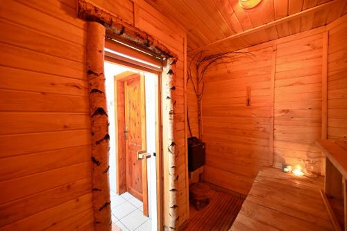 Poza Horyzont في كوربييلوف: غرفة فارغة فيها باب في كابينة خشبية