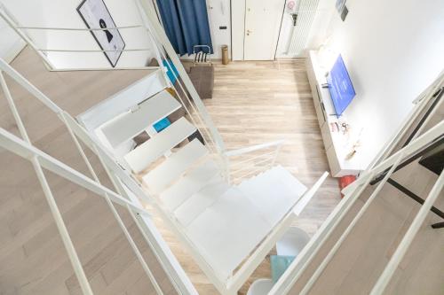 een trap in een huis met een glazen leuning bij Fondazione Prada Exclusive Detached Loft - Top Collection in Milaan