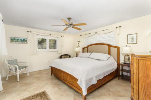 a bedroom with a bed and a ceiling fan at Villa Catalina Isles - Holidays in Paradise in Cape Coral