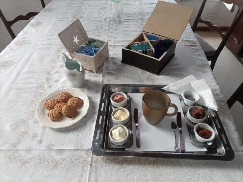 盧漢德庫約的住宿－POSADA DE LA LUNA，桌上的盘子,有盘子的食物
