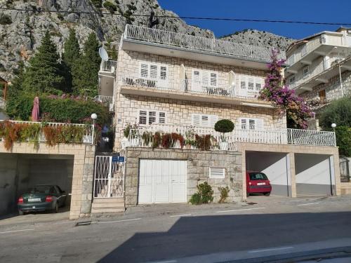 Apartment in Omiš with sea view, balcony, Wi-Fi (161-3)