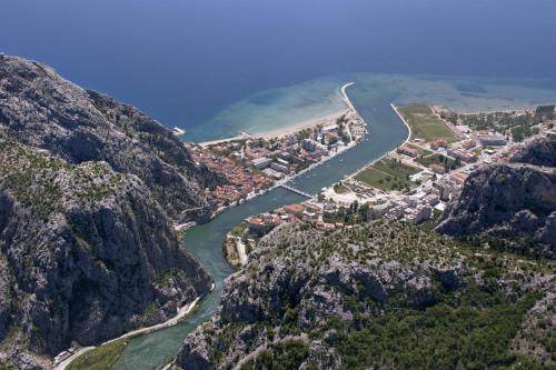 Apartment in Omiš with sea view, balcony, Wi-Fi (161-3)