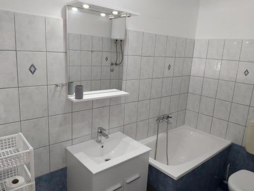 Koupelna v ubytování Apartment in Omiš with sea view, terrace, Wi-Fi (161-2)