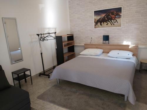 Postel nebo postele na pokoji v ubytování Apartment in Omiš with sea view, terrace, Wi-Fi (161-2)