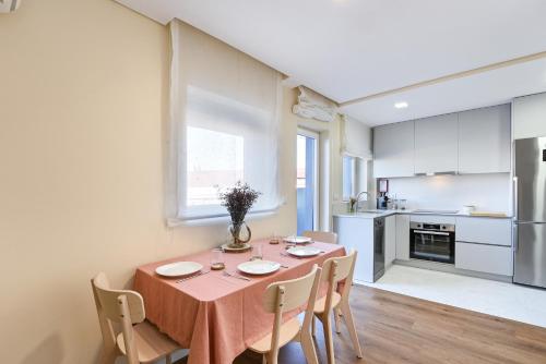 a kitchen and dining room with a table and chairs at Casa do Couteiro in Braga