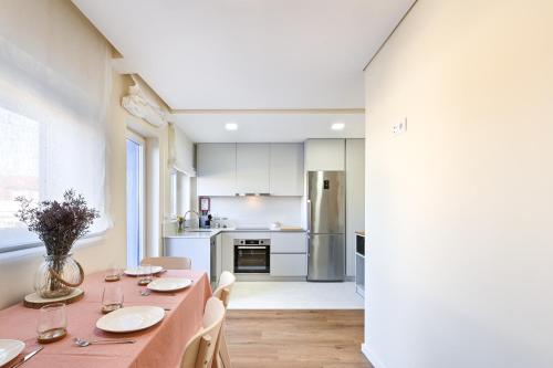 a kitchen and dining room with a table and chairs at Casa do Couteiro in Braga