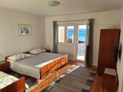 Posteľ alebo postele v izbe v ubytovaní Apartment in Omiš with sea view, balcony, air conditioning, Wi-Fi (161-4)