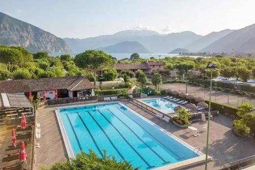 an overhead view of a swimming pool at a resort at Estivo Premium Deluxe mobile homes on Camping Del Sole Village in Iseo