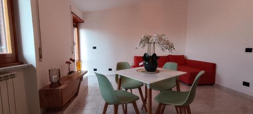 a dining room with a table and green chairs at Casa Pereira in Rome