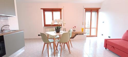 a kitchen and living room with a table and chairs at Casa Pereira in Rome