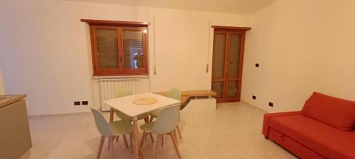 a living room with a table and a red couch at Casa Pereira in Rome