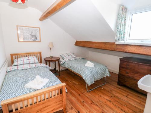 a bedroom with two twin beds and a sink at The Bookshelf in Oystermouth