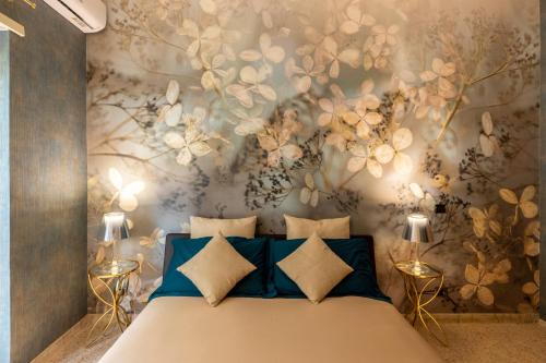 een slaapkamer met een bed met een bloemenmuur bij Rome Elements Apartment in Rome