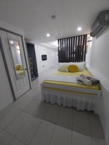 1 dormitorio con 1 cama grande en una habitación en Samm's Studio Apartment en Hyde Park