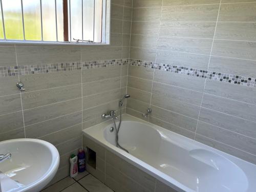 łazienka z wanną i umywalką w obiekcie INTERPRO w mieście Bloemfontein