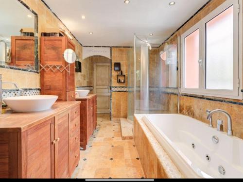 Phòng tắm tại Grande Maison Familiale Callian