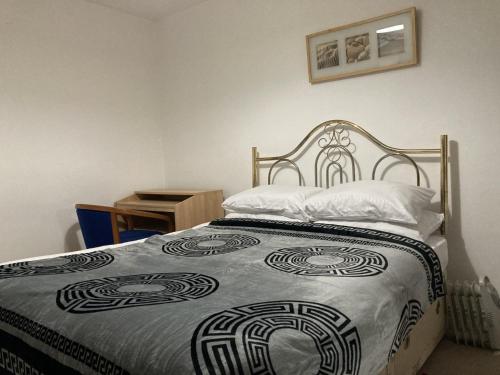 um quarto com uma cama com um cobertor preto e branco em Jacoby Place em Birmingham
