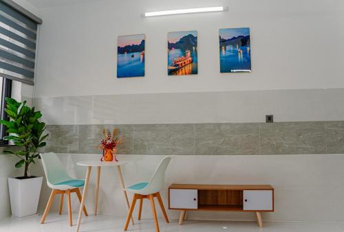 a living room with two chairs and a table at ALOHA SAIGON PREMIUM HOSTEL by Local Travel Experts - Newly opened, Less-touristy location, Spacious rooms, Glass shower bathroom, Free breakfast & Walking Tour in Ho Chi Minh City