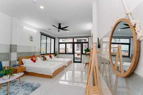 1 dormitorio con 2 camas y espejo en ALOHA SAIGON HOSTEL by Local Travel Experts - Newly opened, Less-touristy location, Spacious rooms, Glass shower bathroom, Free breakfast, Quiet alley and Cultural exploration en Ho Chi Minh