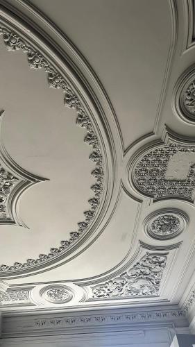 a white ceiling with a design on it at A Beira Hostel in Aveiro