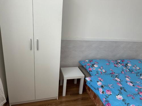 um quarto com uma cama e um armário branco em Penzion Sokolov em Sokolov