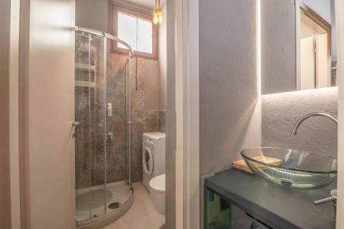 y baño con ducha, lavabo y aseo. en White Sand House en Marina di Portisco