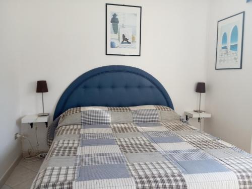 1 cama con cabecero azul en un dormitorio en Oasi naturale "Roscignola" en SantʼOnofrio