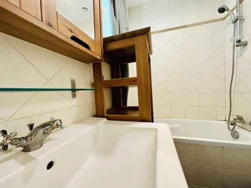 une salle de bain avec un lavabo et une baignoire dans l'établissement Maison de vacances au calme quartier de la Chaume 5 pers, à Les Sables-dʼOlonne