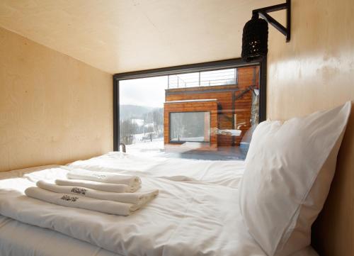 Apartamenty Szuflandia في فيسلا: سرير ابيض عليه ثلاث مناشف