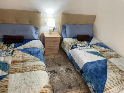 1 dormitorio con 2 camas individuales y mesita de noche en PARRA HOME y garaje, Algemesi Home, en Algemesí
