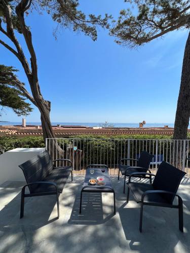un patio avec des chaises, une table et un arbre dans l'établissement Villa Cristalia Maison de vacances 10 pers, à Sainte-Maxime